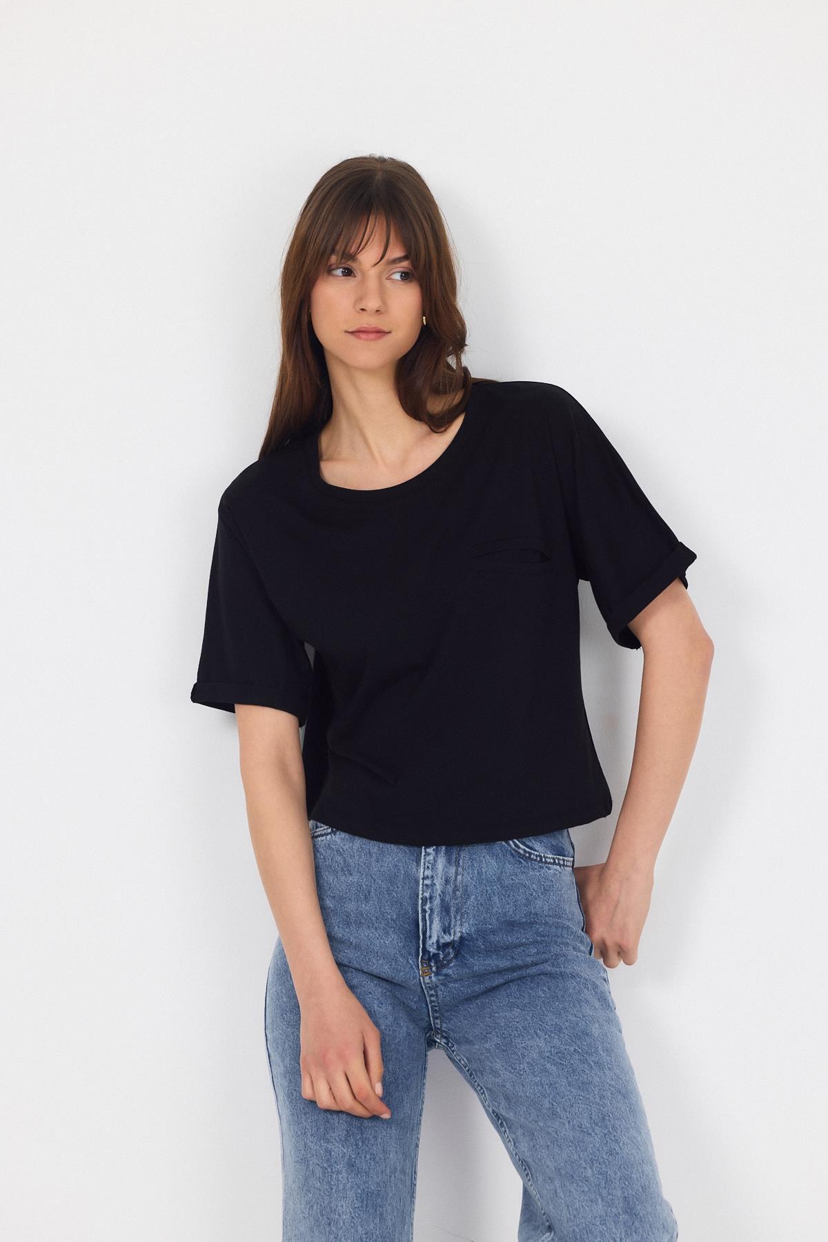 Siyah Cep Detaylı Bisiklet Yaka Crop Tişört 2136M 