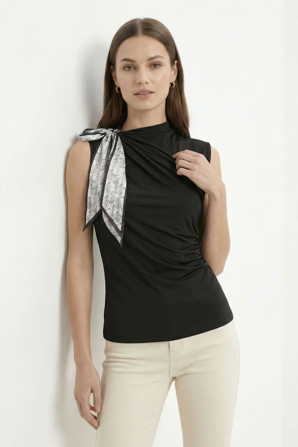 Siyah Sıfır Kol Drapeli Fularlı Bluz 261137 - 3