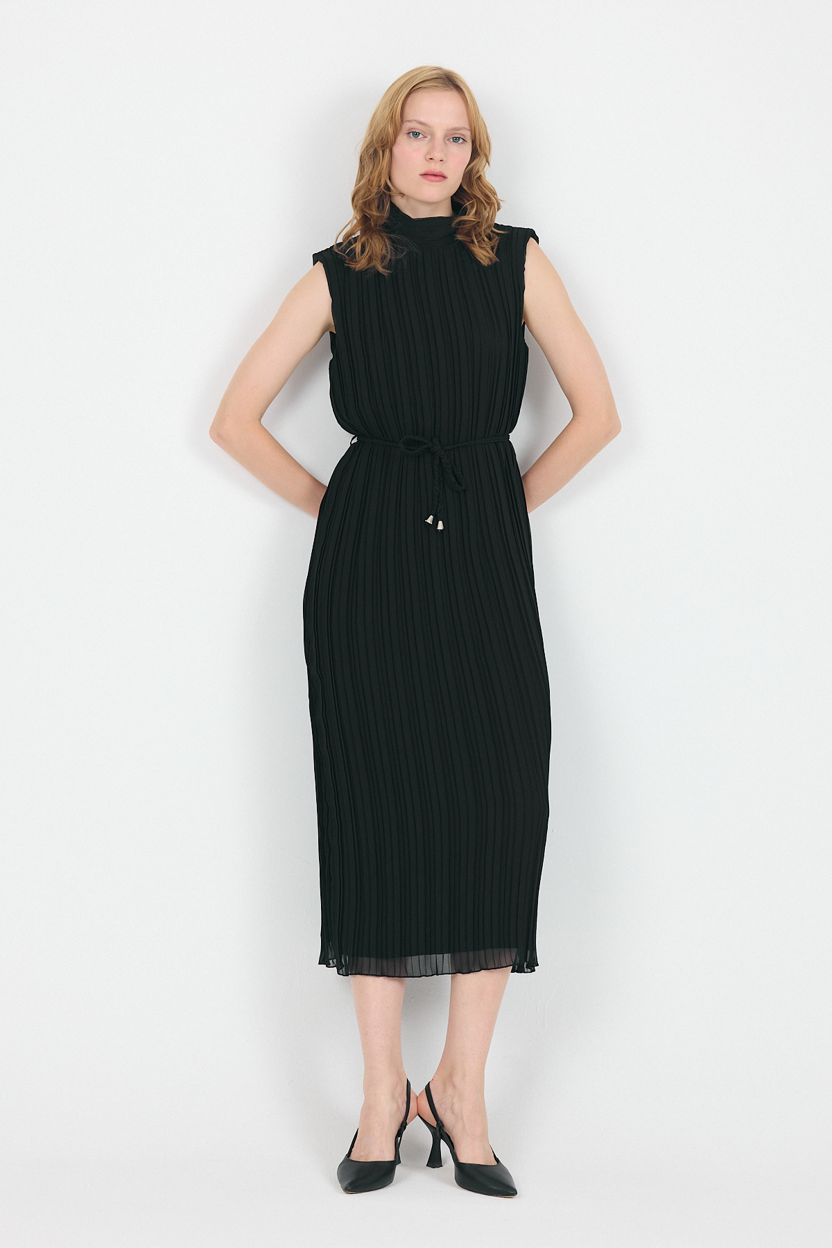 Siyah Şifon Kolsuz Pileli Bel Bağlamalı Midi Elbise 118 