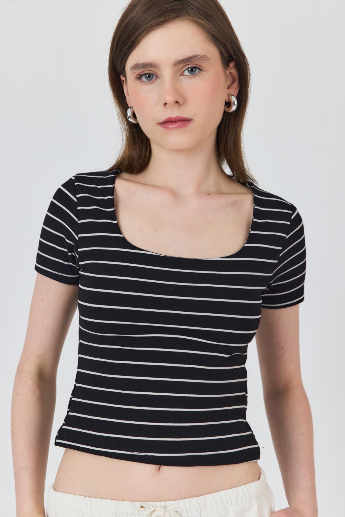 Siyah U Yaka Çizgili Tişört 4016 - 4