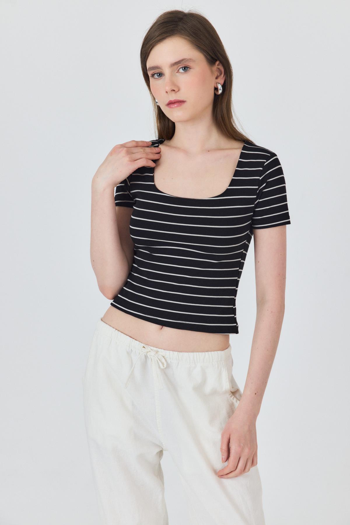 Siyah U Yaka Çizgili Tişört 4016 - 3