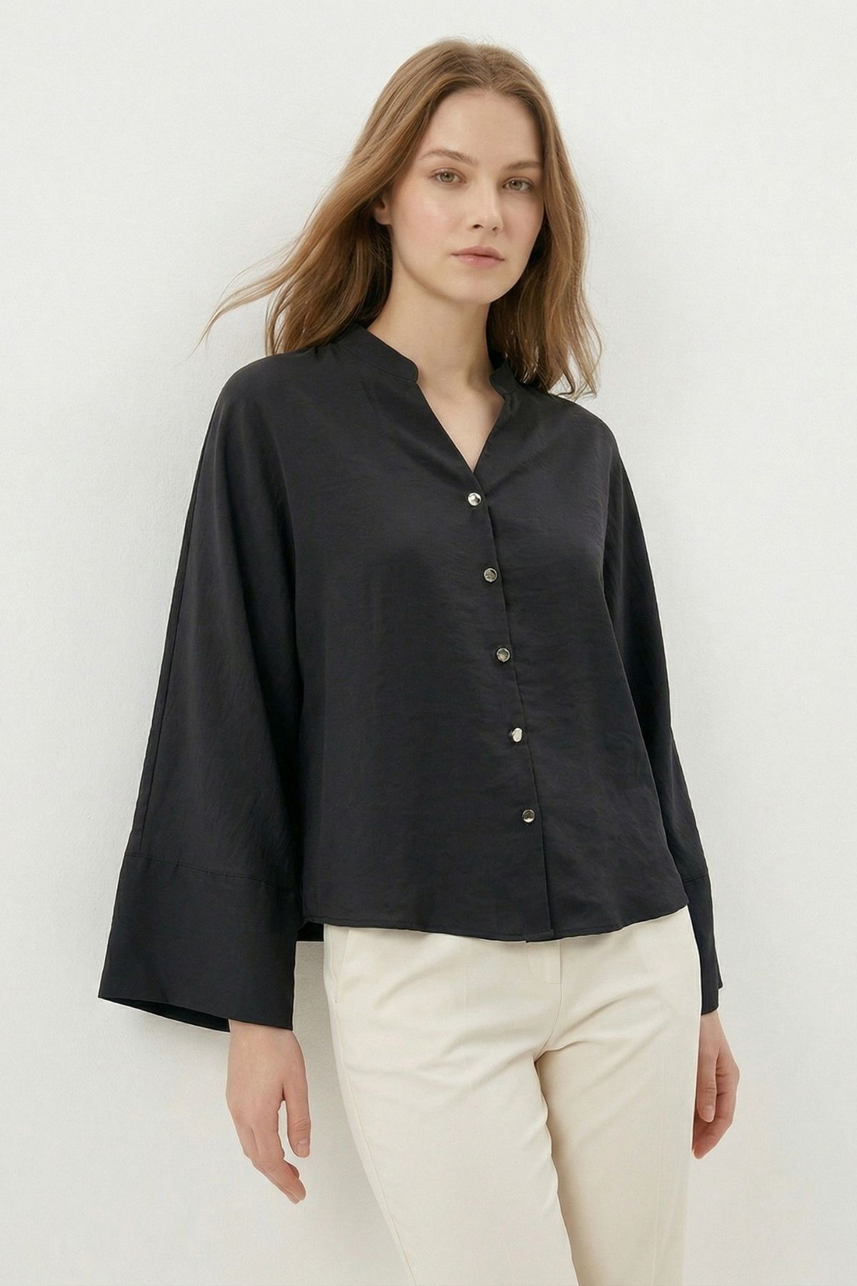 Siyah V Kesim Düğmeli Bluz 8022 - 1