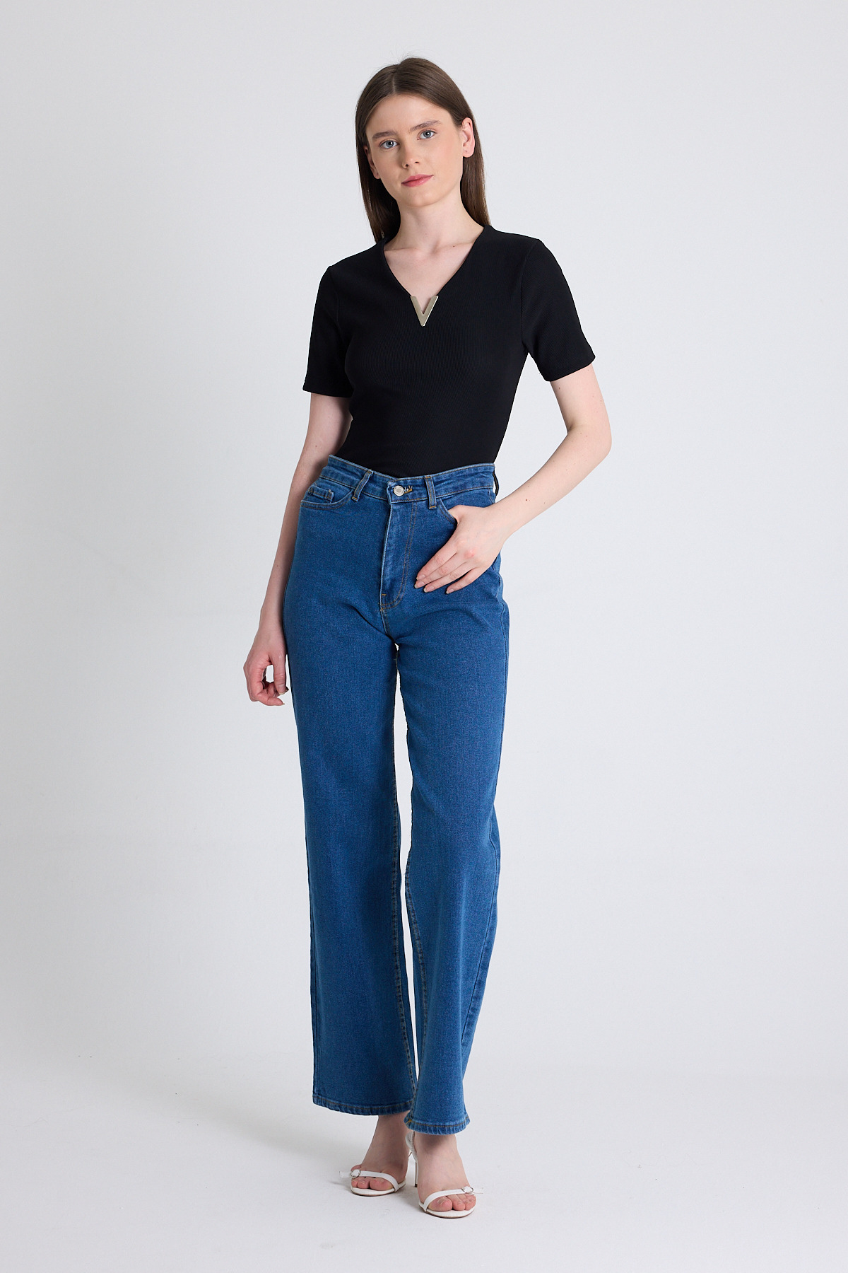 Siyah V Yaka Aksesuar Detaylı Slim Fit Tişört 9206M - 3