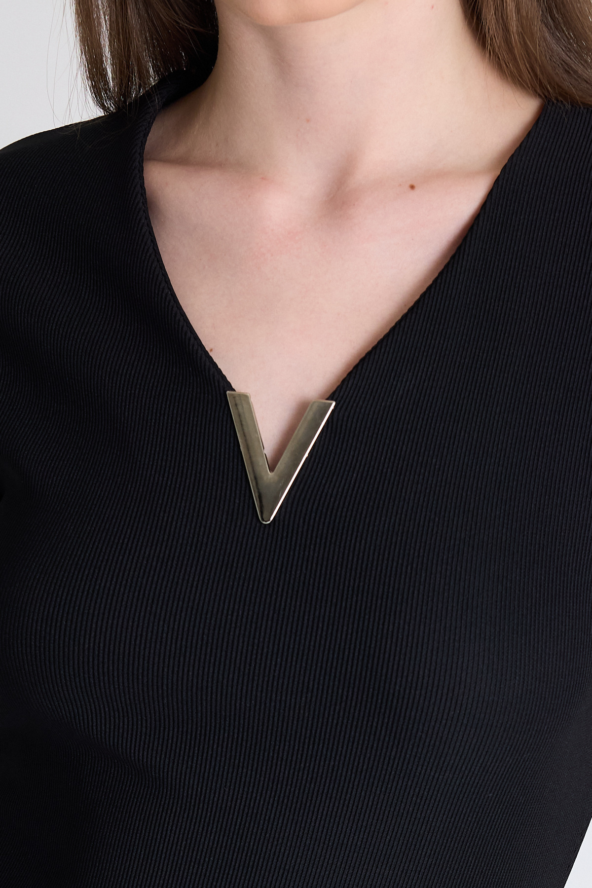 Siyah V Yaka Aksesuar Detaylı Slim Fit Tişört 9206M - 4