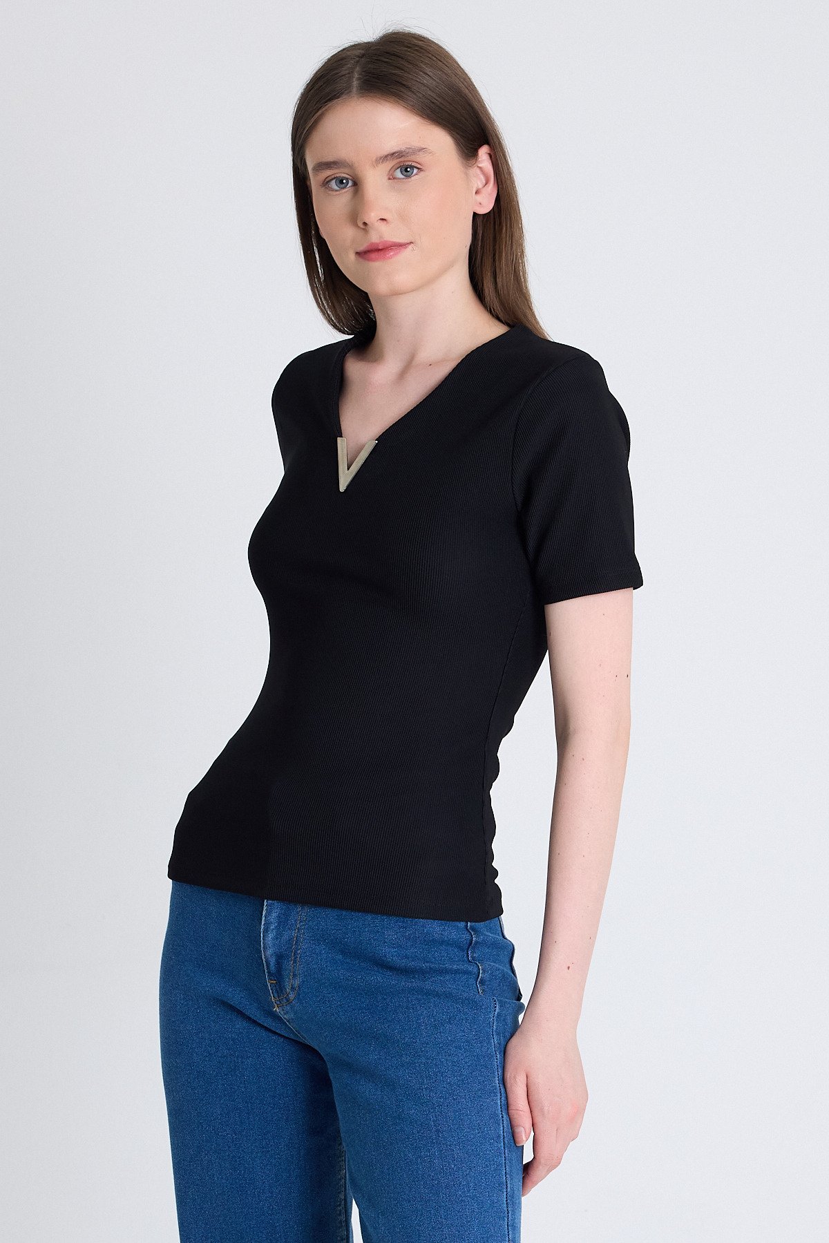 Siyah V Yaka Aksesuar Detaylı Slim Fit Tişört 9206M - 6