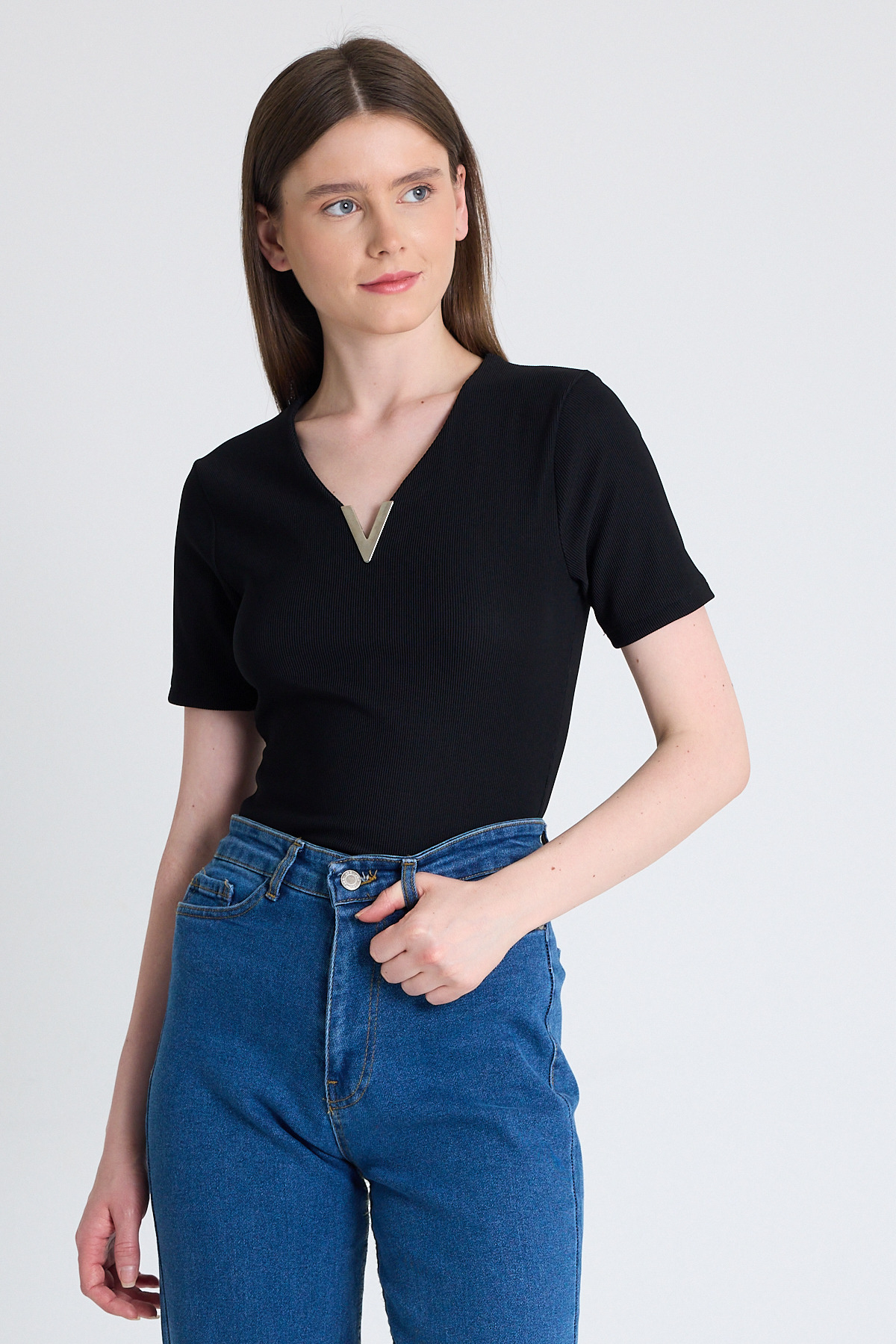 Siyah V Yaka Aksesuar Detaylı Slim Fit Tişört 9206M - 1