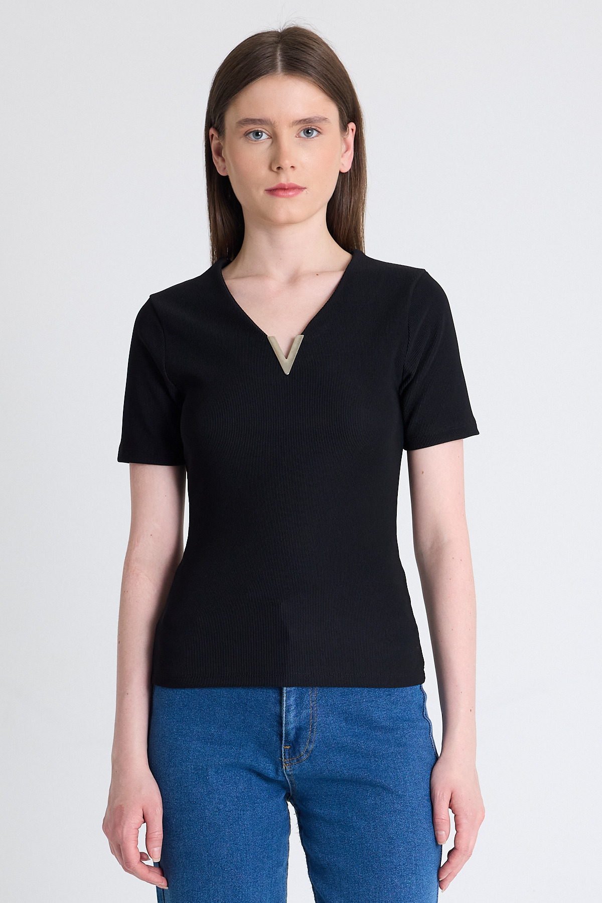 Siyah V Yaka Aksesuar Detaylı Slim Fit Tişört 9206M - RAYS