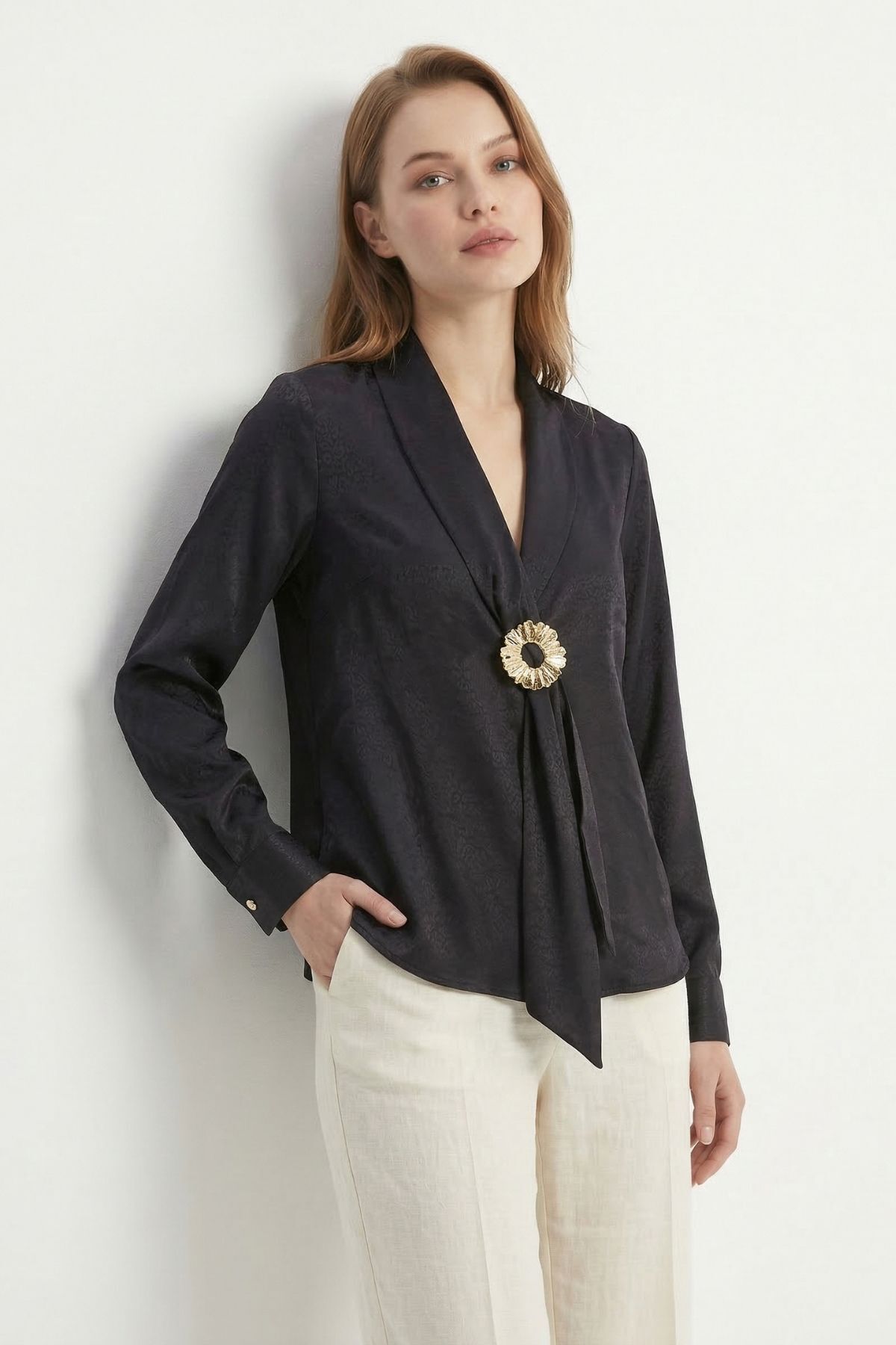 Siyah V Yaka Aksesuarlı Bluz 252234 - RAYS