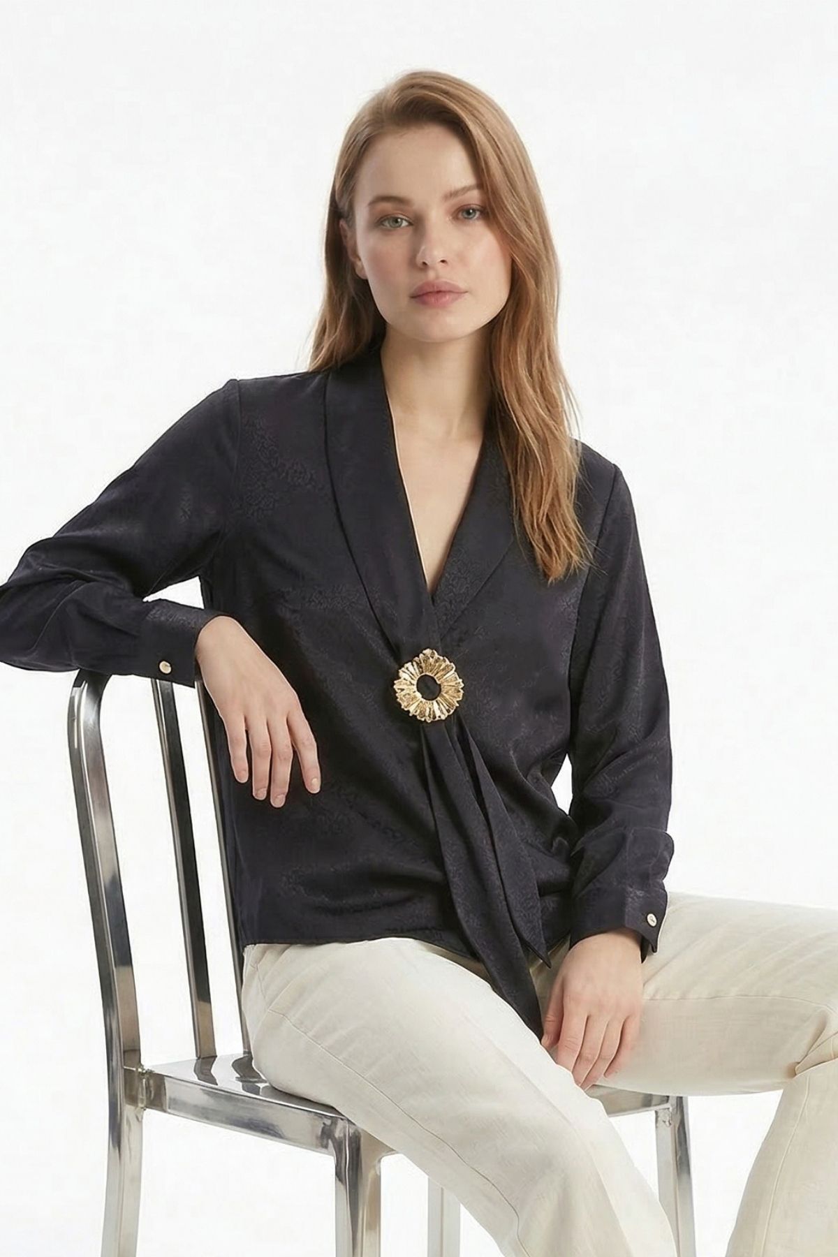 Siyah V Yaka Aksesuarlı Bluz 252234 - 2