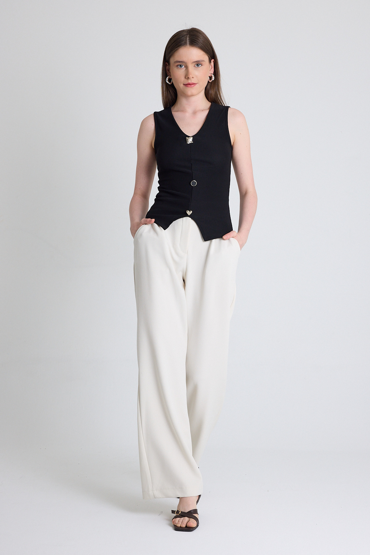 Siyah V Yaka Düğme Detaylı Kolsuz Bluz 9204M - 3