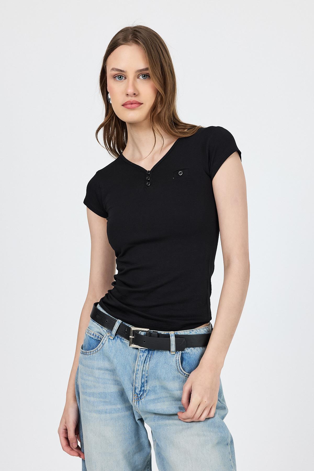Siyah V Yaka Düğmeli Cep Detaylı Slim Fit Tişört 2213 - RAYS