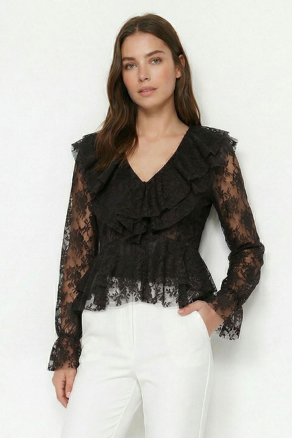 Siyah V Yaka Önü Fırfırlı Dantelli Bluz 8490 - 1