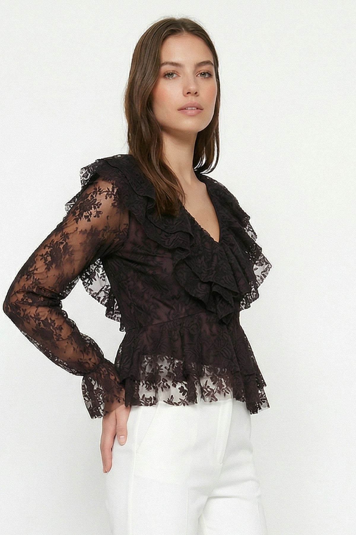 Siyah V Yaka Önü Fırfırlı Dantelli Bluz 8490 - 2