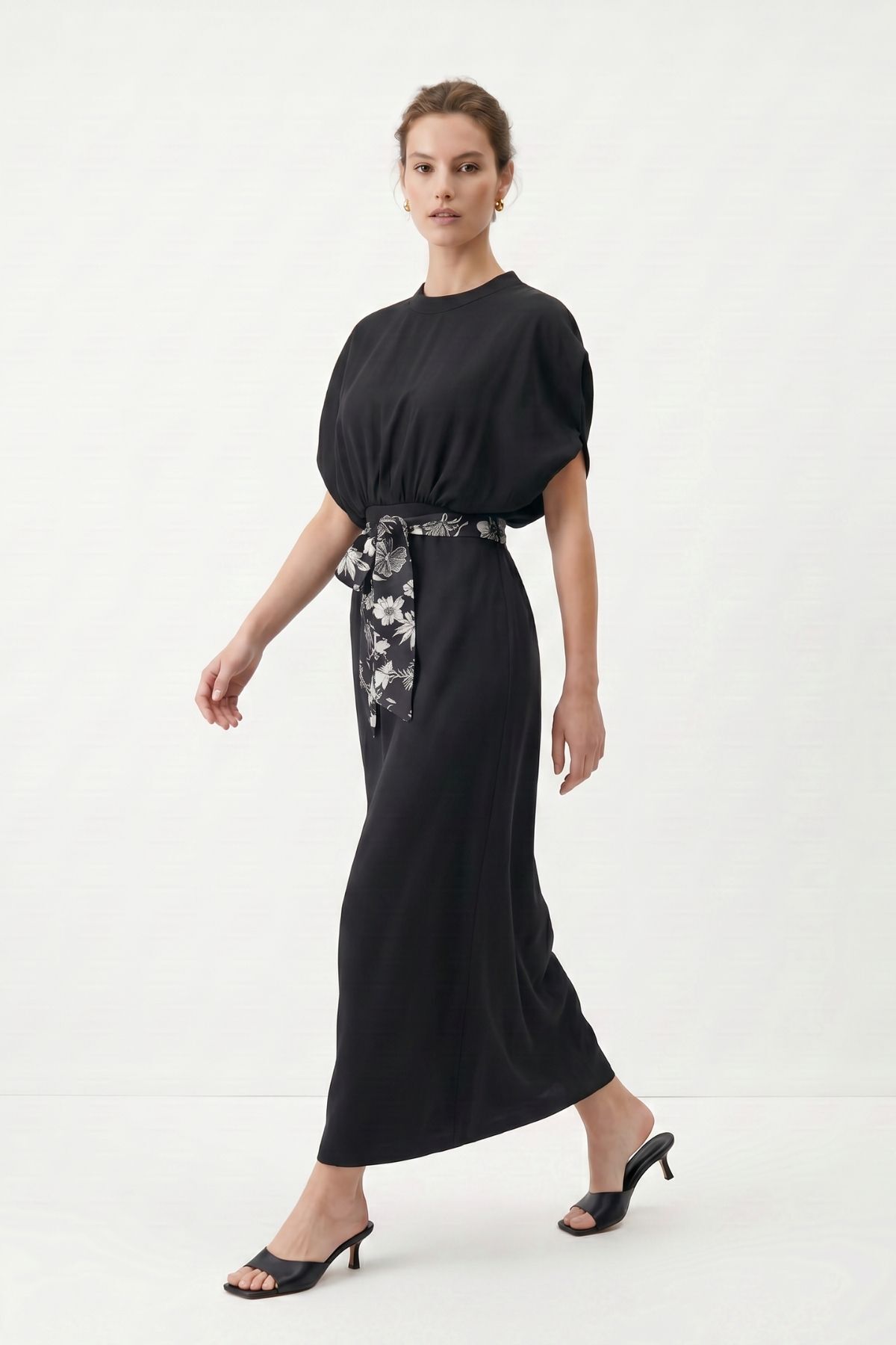 Siyah Vatkalı Kuşaklı Elbise 261653 - 1