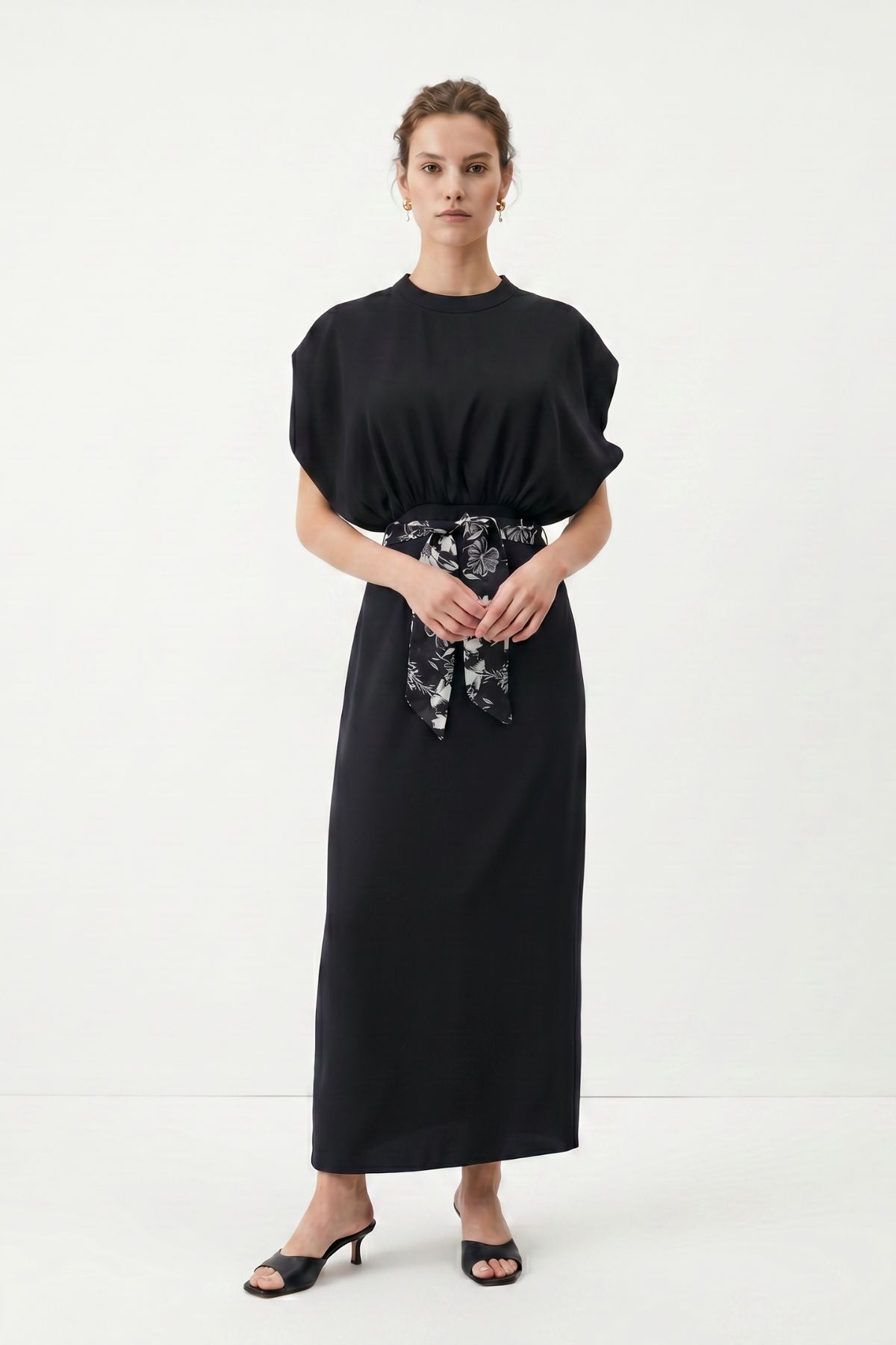 Siyah Vatkalı Kuşaklı Elbise 261653 - 2