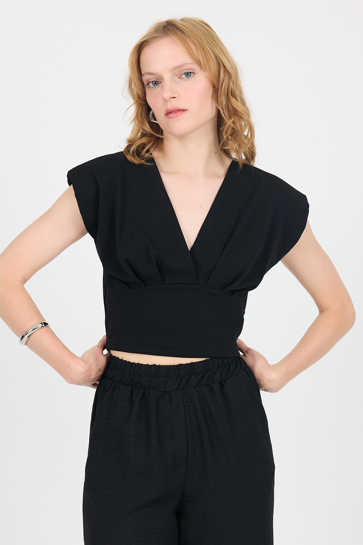 Siyah Vatkalı V Yaka Kruvaze Crop Bluz 4227 - 1