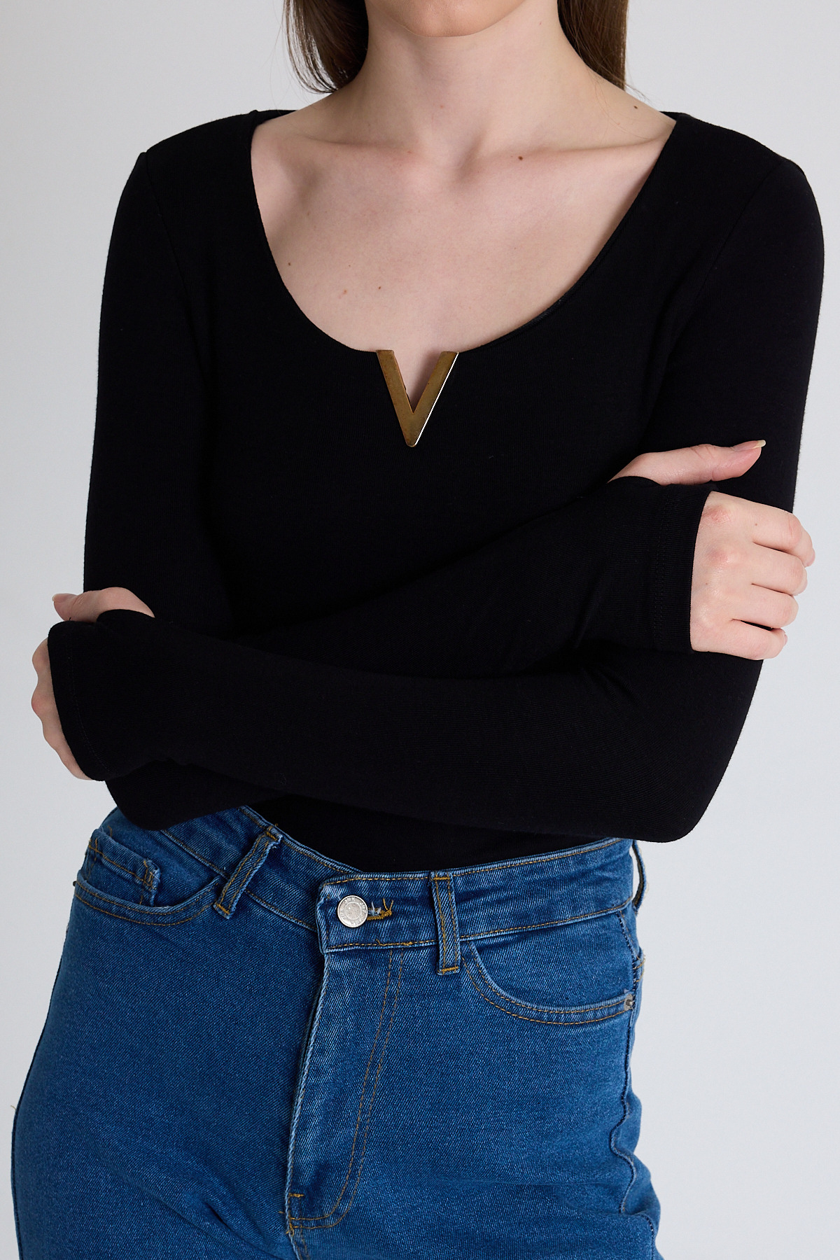 Siyah Viskoz/Yumuşak Kumaş Aksesuarlı Parmak Geçme Detaylı Bluz 1476 - 4