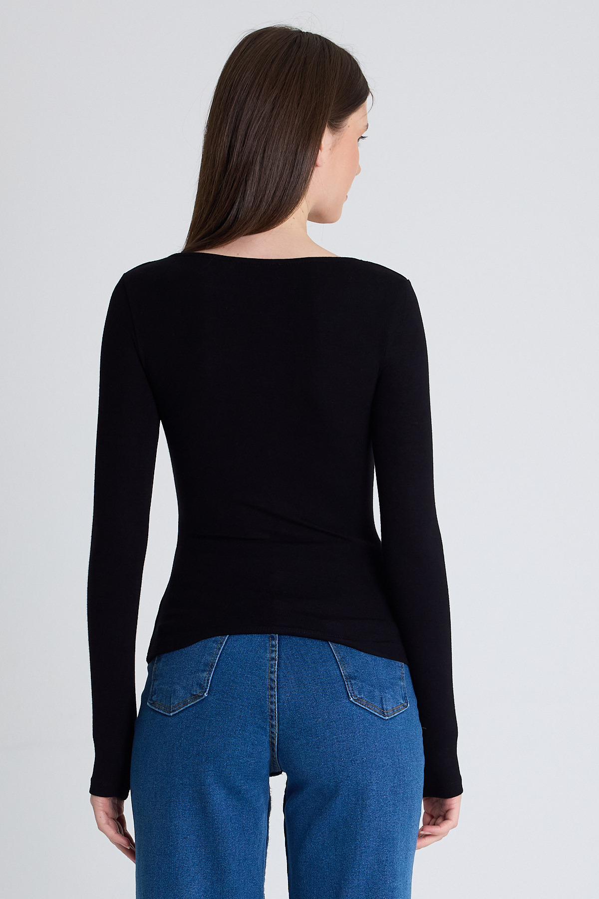 Siyah Viskoz/Yumuşak Kumaş Aksesuarlı Parmak Geçme Detaylı Bluz 1476 - 5