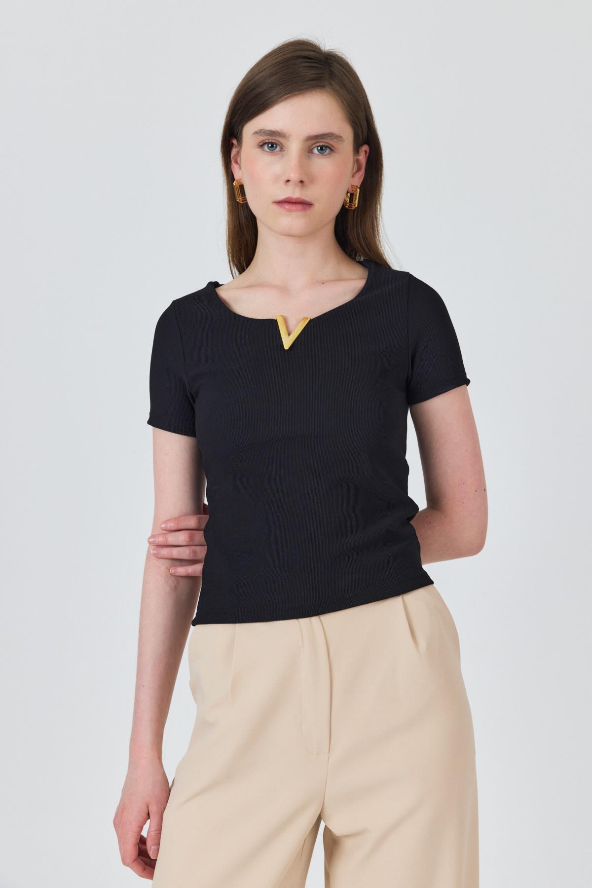 Siyah Yaka Aksesuar Detaylı Örme Tişört 2224 - RAYS