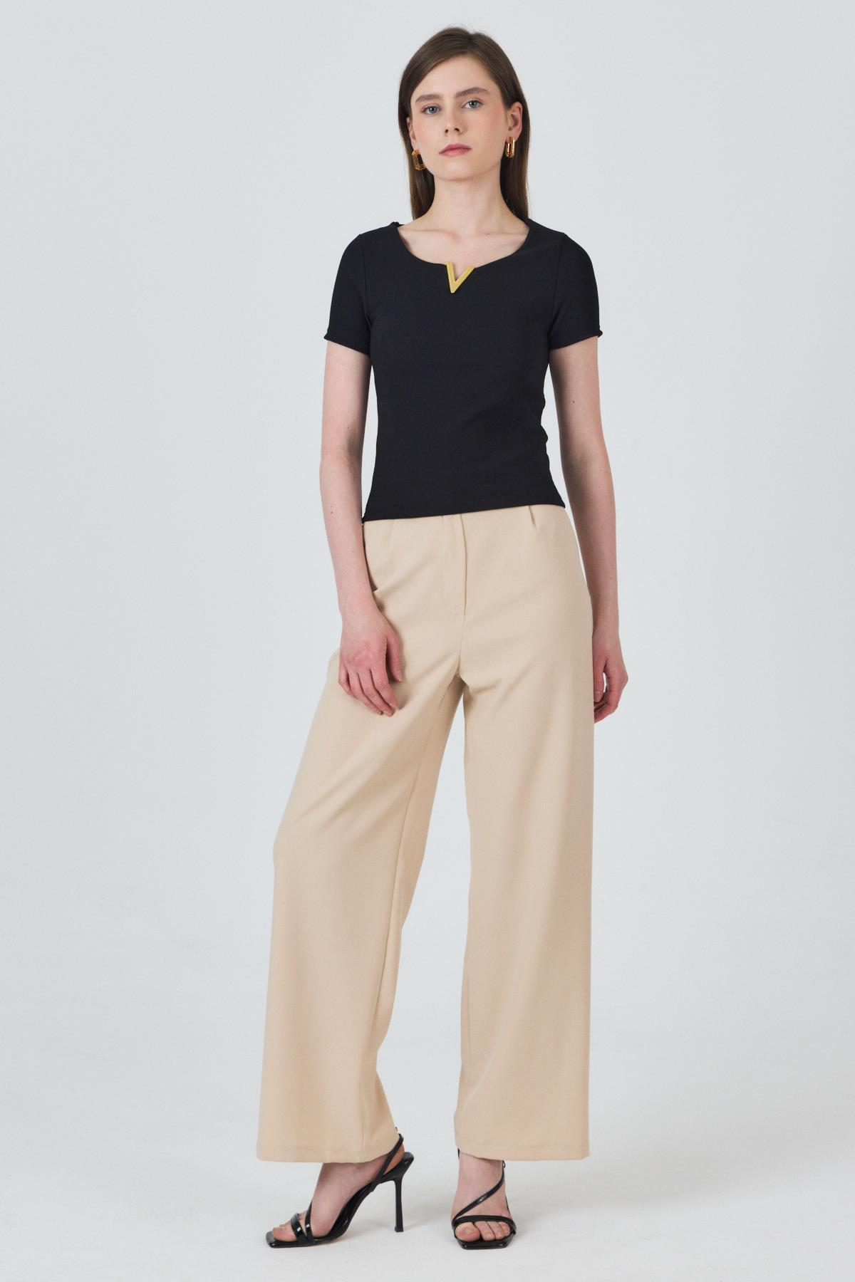 Siyah Yaka Aksesuar Detaylı Örme Tişört 2224 - 2