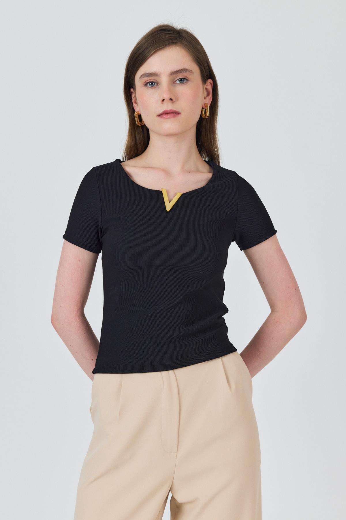 Siyah Yaka Aksesuar Detaylı Örme Tişört 2224 - RAYS