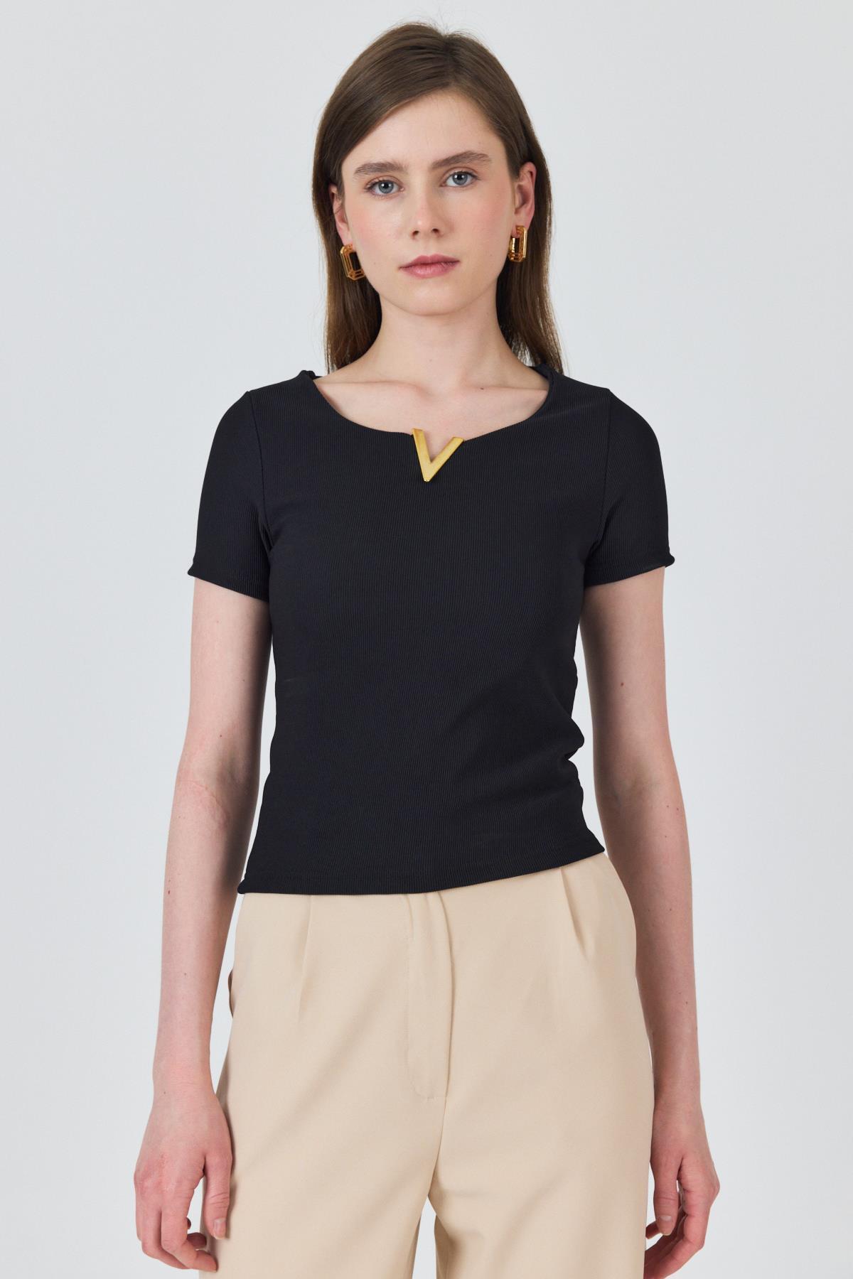 Siyah Yaka Aksesuar Detaylı Örme Tişört 2224 