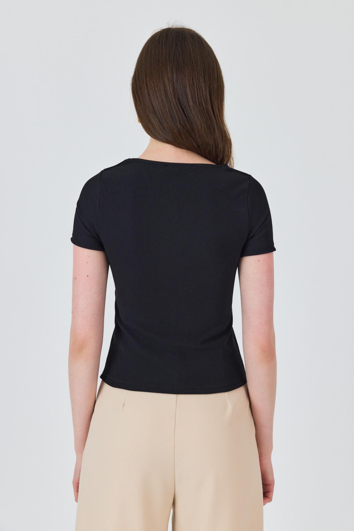 Siyah Yaka Aksesuar Detaylı Örme Tişört 2224 - 5