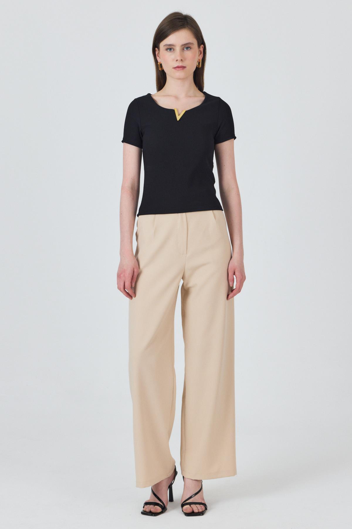 Siyah Yaka Aksesuar Detaylı Örme Tişört 2224 - 6