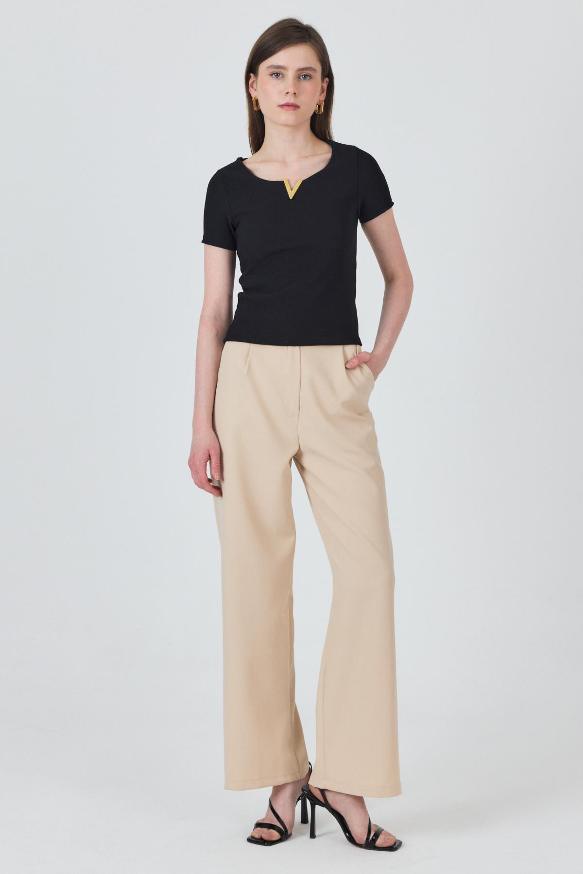 Siyah Yaka Aksesuar Detaylı Örme Tişört 2224 - 7