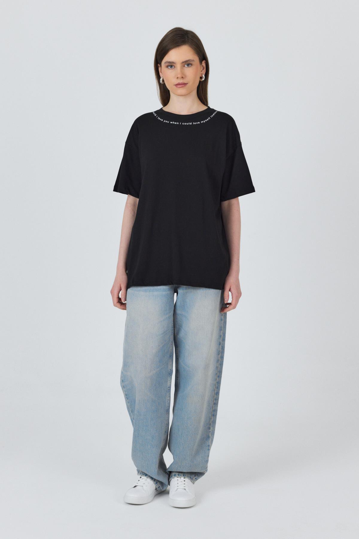 Siyah Yaka Yazı Baskılı Oversize Pamuklu Tişört 2150-34M - 2