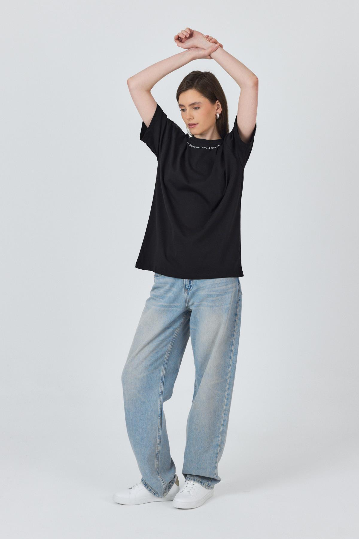 Siyah Yaka Yazı Baskılı Oversize Pamuklu Tişört 2150-34M - 6