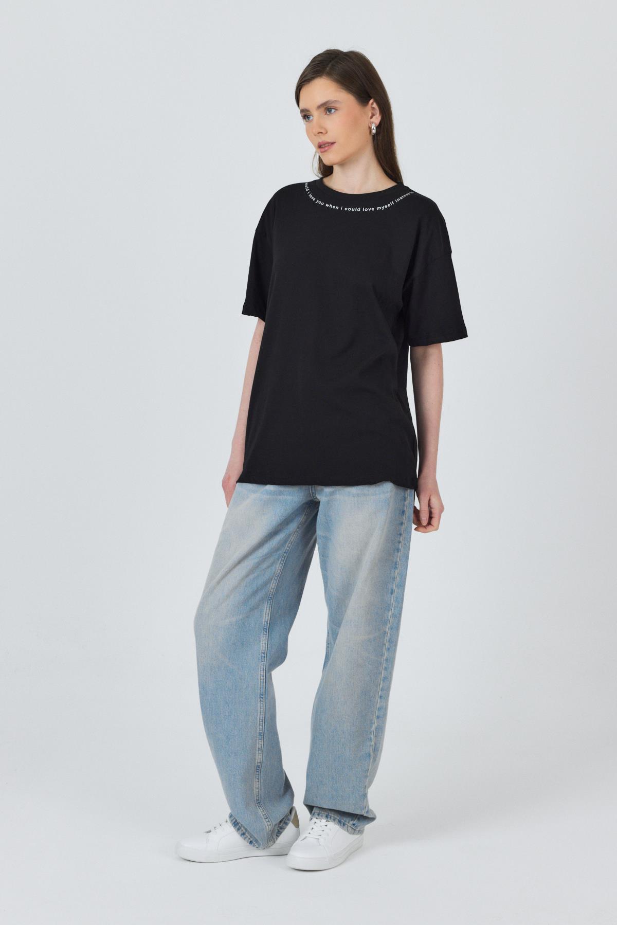 Siyah Yaka Yazı Baskılı Oversize Pamuklu Tişört 2150-34M - 7