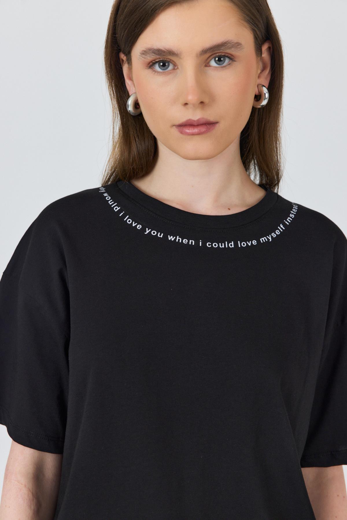 Siyah Yaka Yazı Baskılı Oversize Pamuklu Tişört 2150-34M - 4
