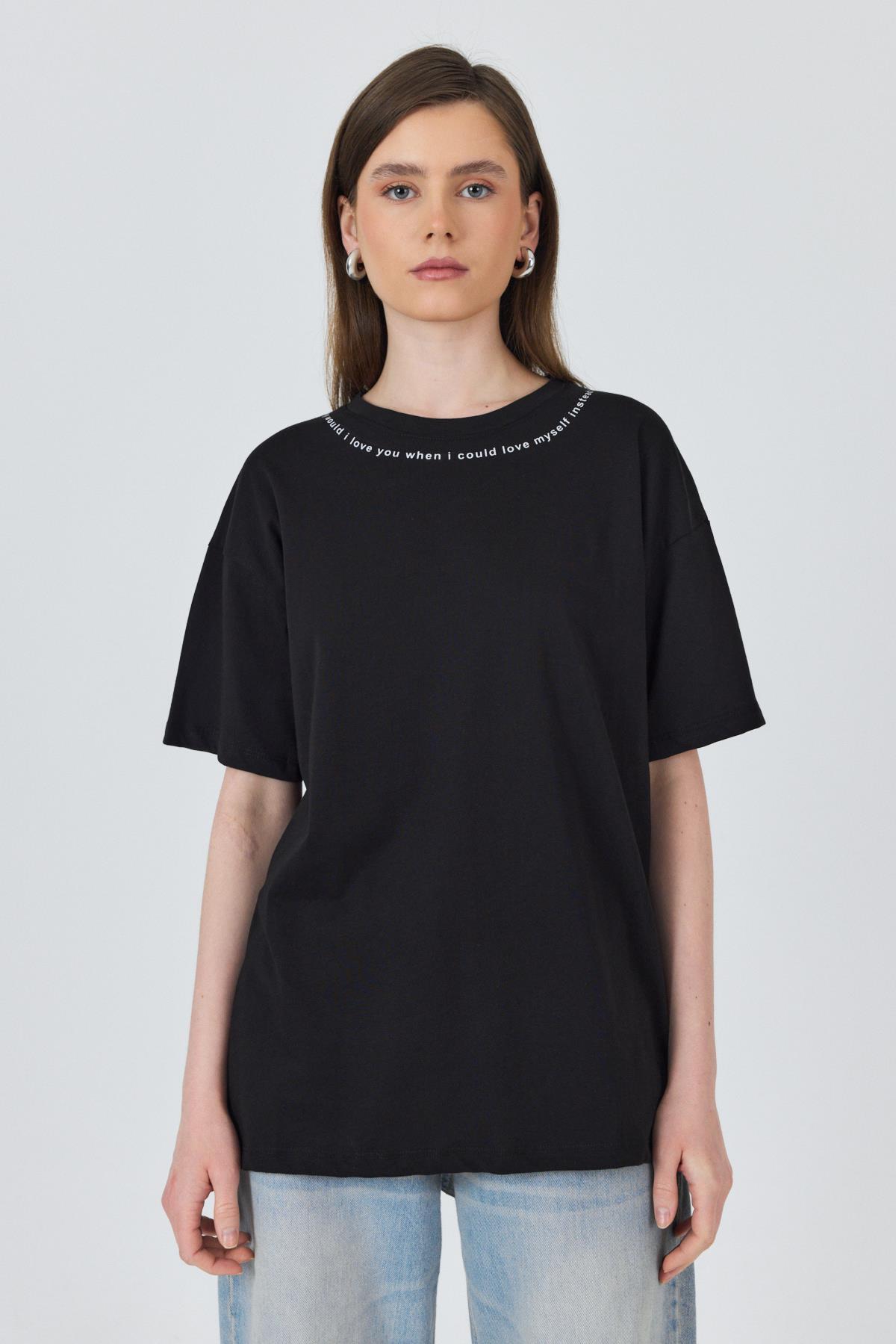 Siyah Yaka Yazı Baskılı Oversize Pamuklu Tişört 2150-34M - 1