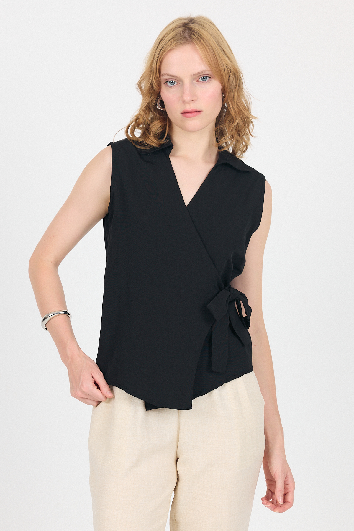 Siyah Yan Bağlama Detaylı Kolsuz Kruvaze Bluz 8047 - RAYS