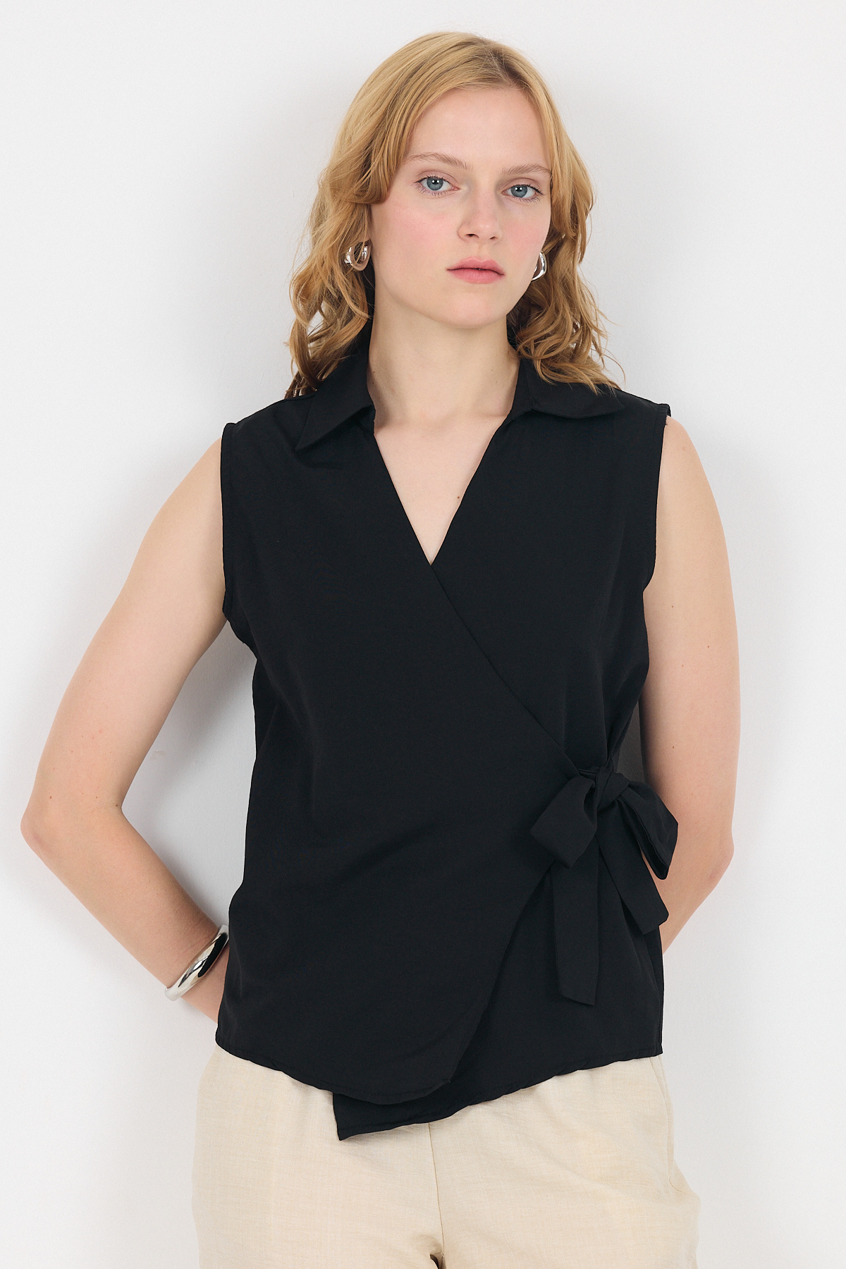 Siyah Yan Bağlama Detaylı Kolsuz Kruvaze Bluz 8047 