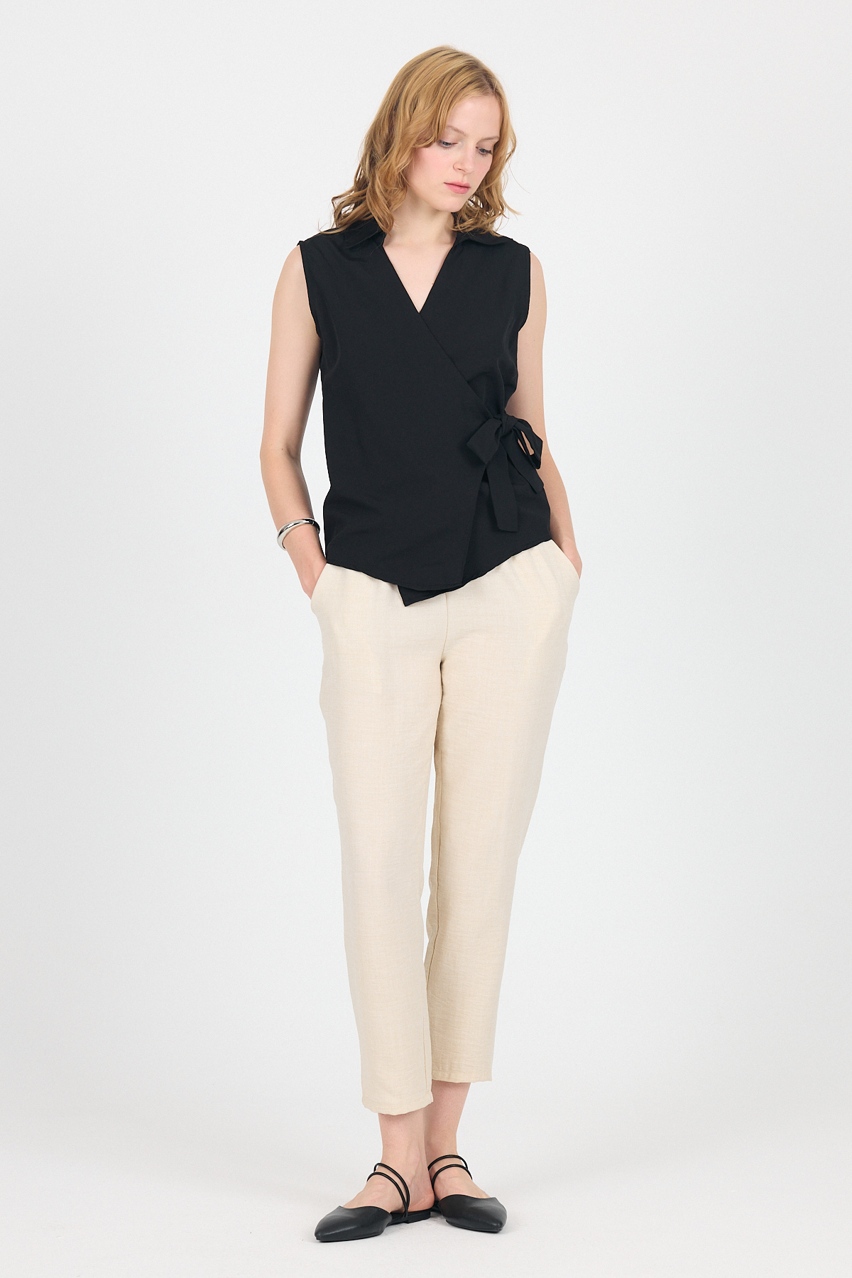 Siyah Yan Bağlama Detaylı Kolsuz Kruvaze Bluz 8047 - 3