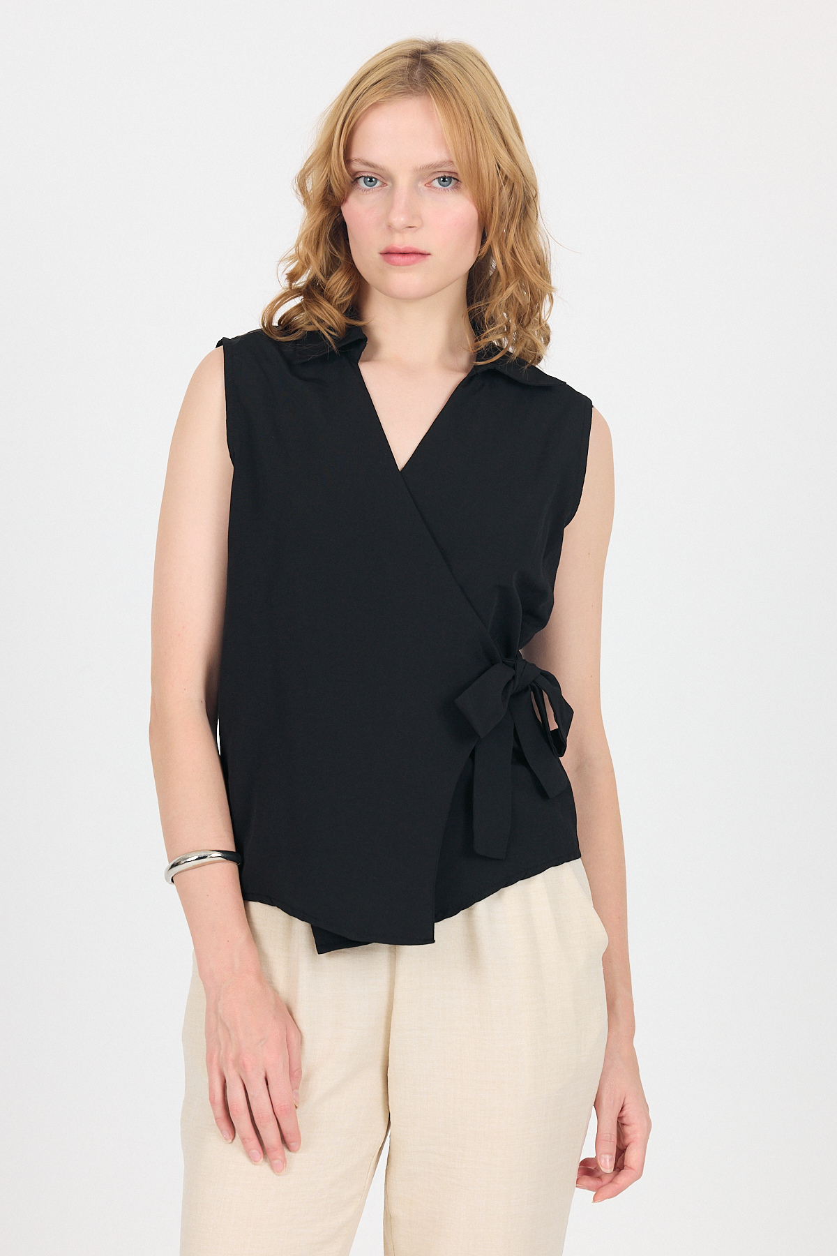 Siyah Yan Bağlama Detaylı Kolsuz Kruvaze Bluz 8047 - 7