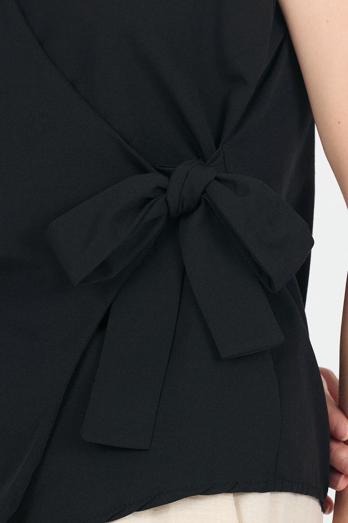 Siyah Yan Bağlama Detaylı Kolsuz Kruvaze Bluz 8047 - 4