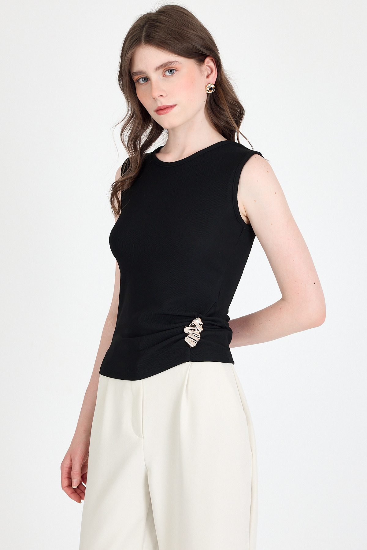 Siyah Yan Toka Detaylı Büzgülü Kolsuz Bluz 020 - 1