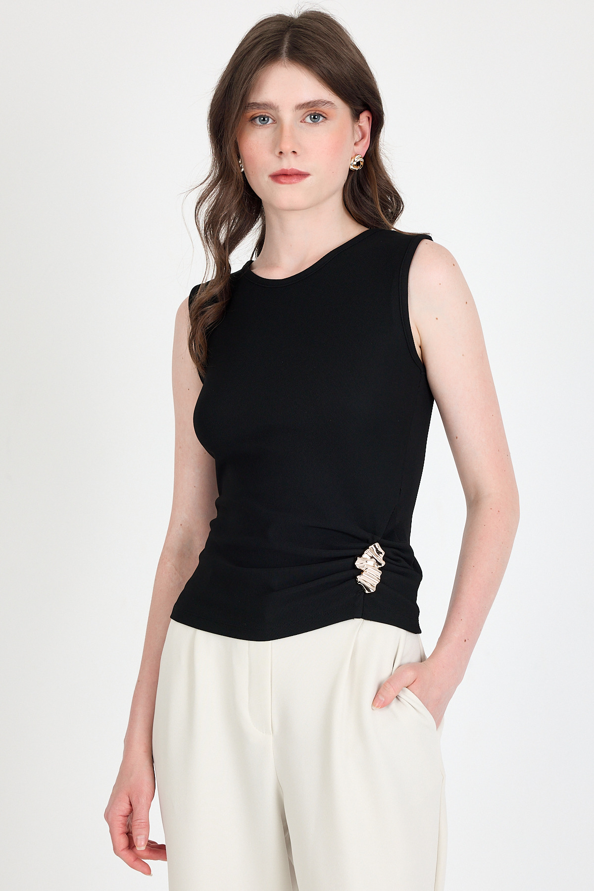 Siyah Yan Toka Detaylı Büzgülü Kolsuz Bluz 020 - 2