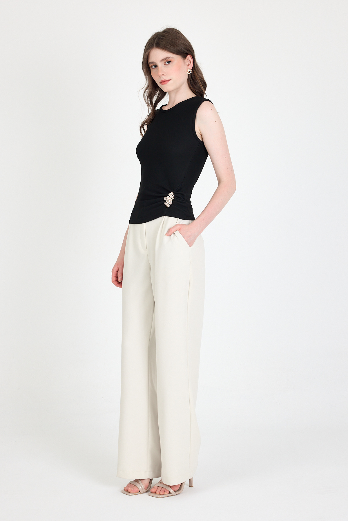 Siyah Yan Toka Detaylı Büzgülü Kolsuz Bluz 020 - 3