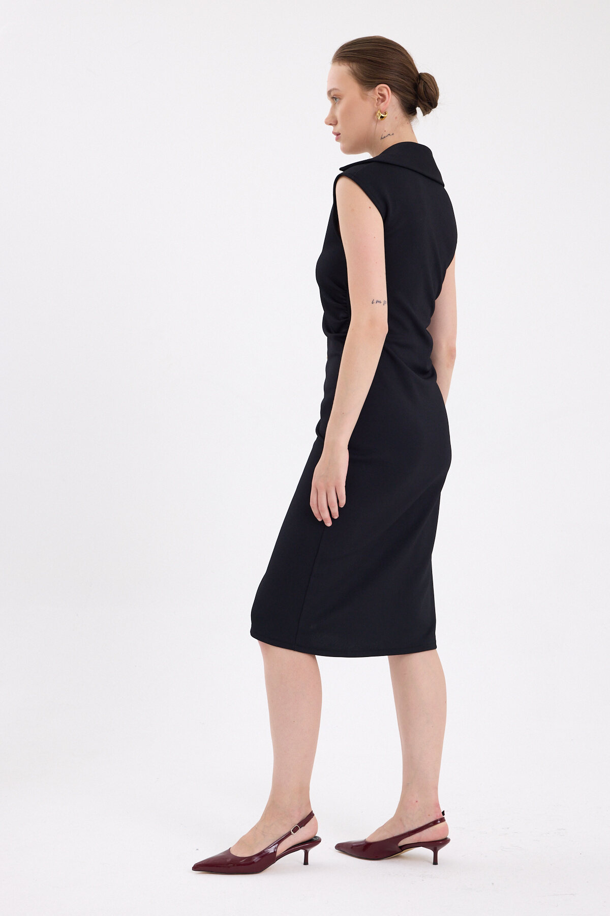 Siyah Yanları Büzgülü Kolsuz Gömlek Midi Elbise 8117A - 5