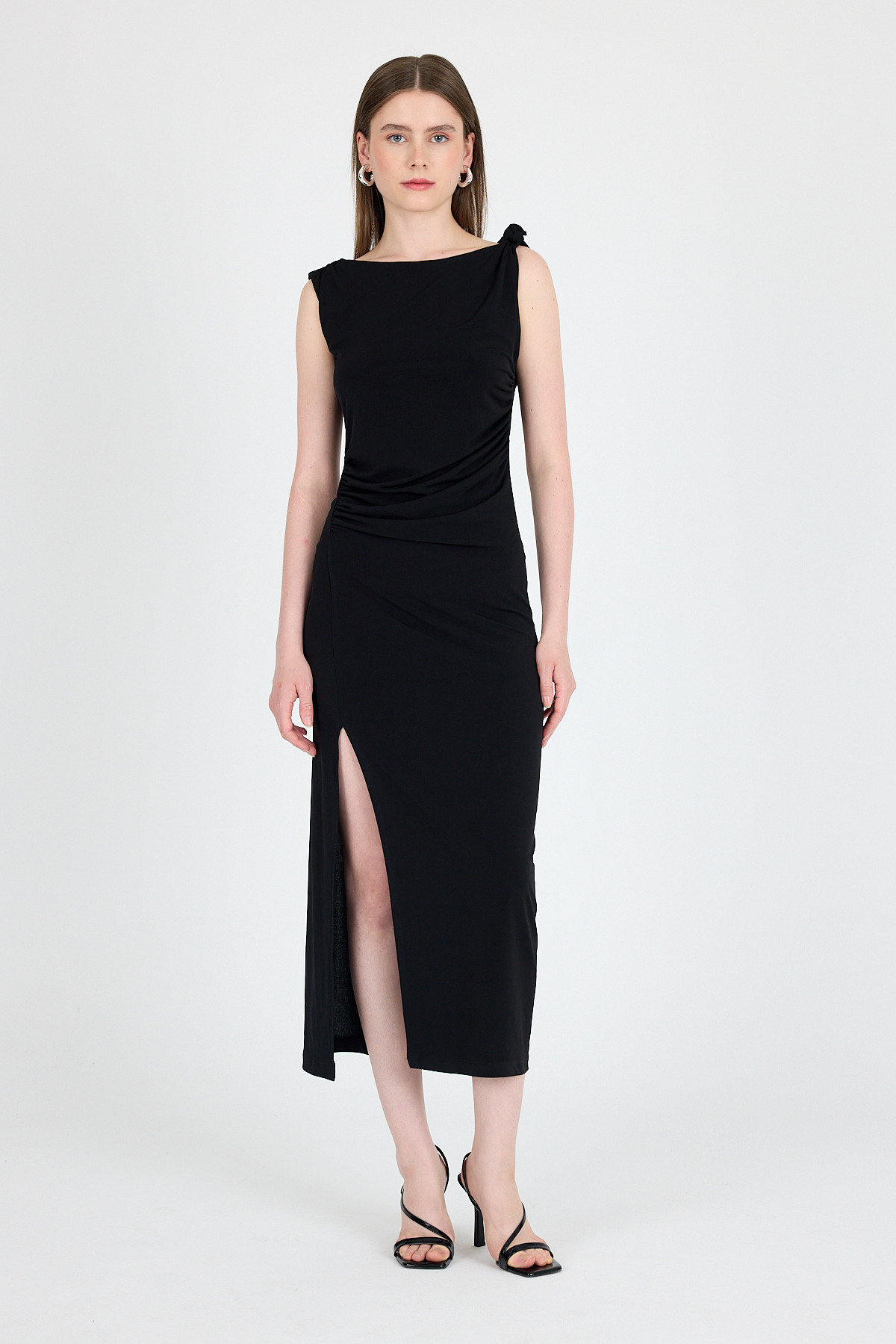 Siyah Yırtmaç Detaylı Drape Askılı Midi Elbise 241733 - RAYS