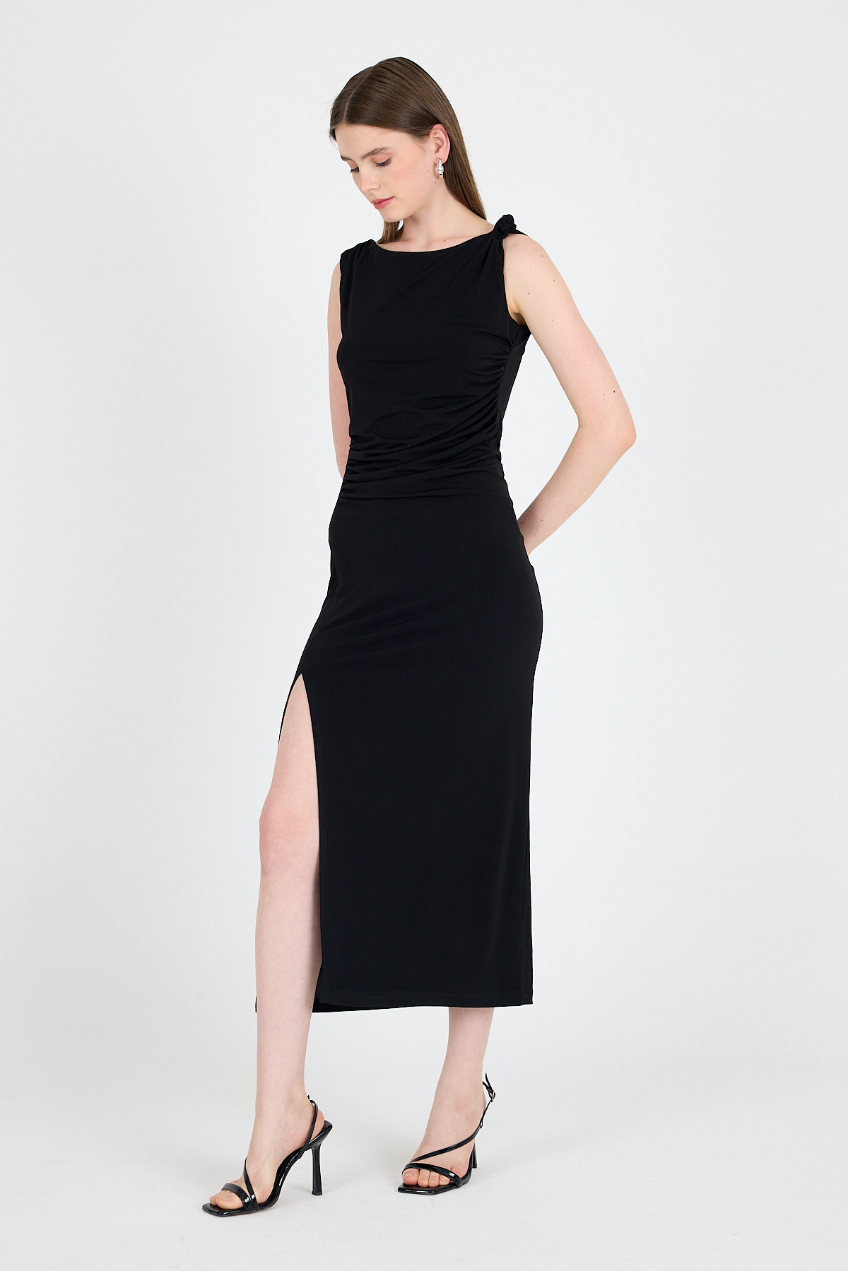 Siyah Yırtmaç Detaylı Drape Askılı Midi Elbise 241733 - RAYS