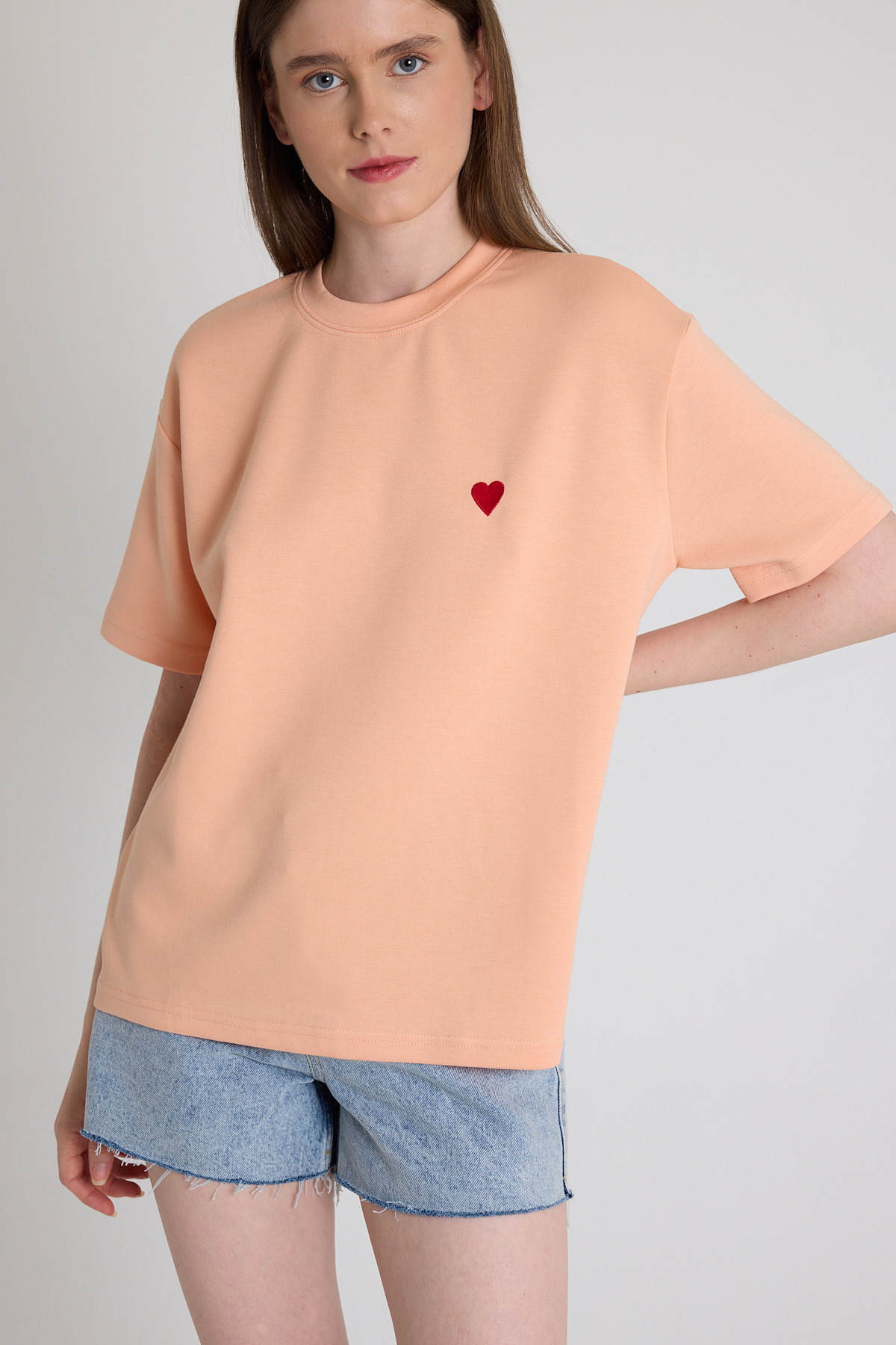 Yavru Ağızı Kalp Nakışlı Premium Kumaş Tişört 6218 - 3