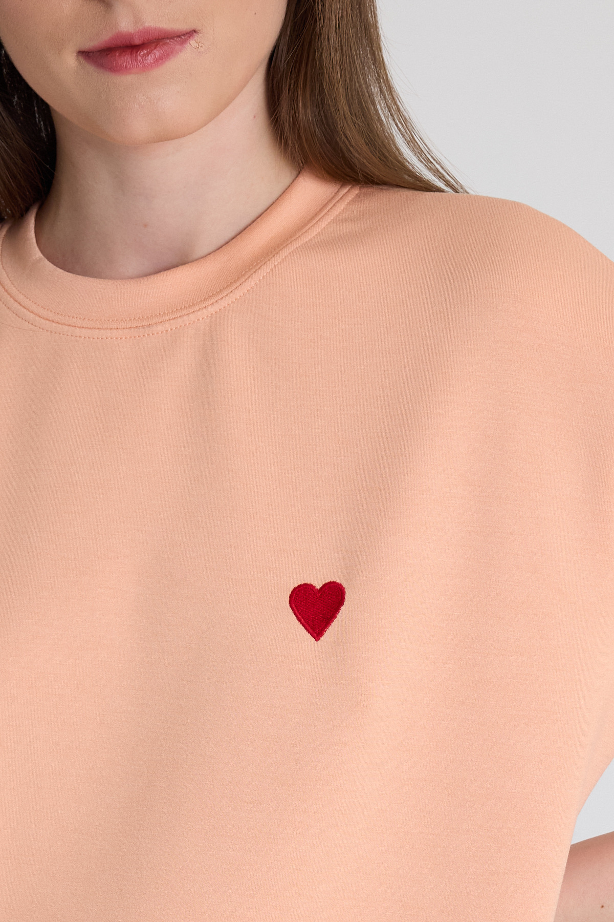 Yavru Ağızı Kalp Nakışlı Premium Kumaş Tişört 6218 - 4