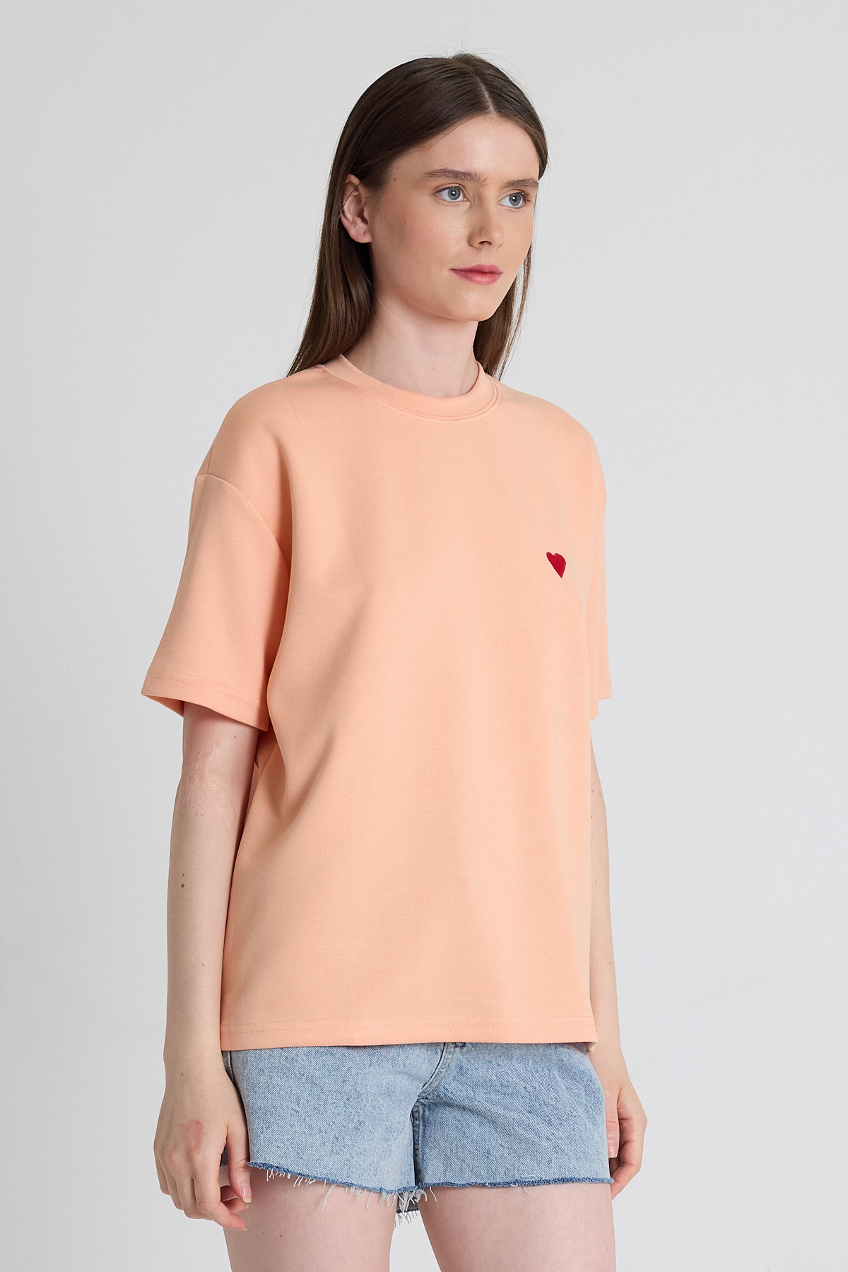 Yavru Ağızı Kalp Nakışlı Premium Kumaş Tişört 6218 - 6